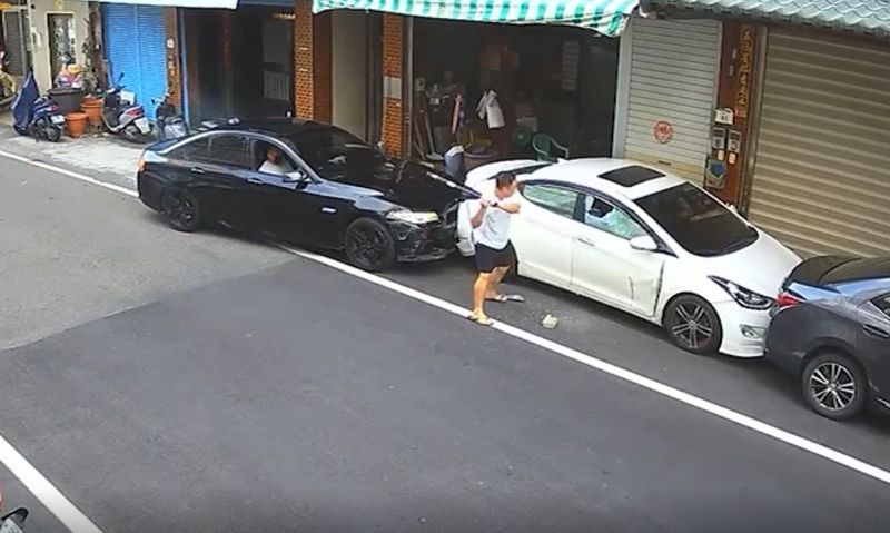 ▲施男從後方推撞薛男，將他頂在牆邊，施男的3名友人便立刻下車，開始猛砸薛男轎車。（圖／翻攝臉書爆廢公社）