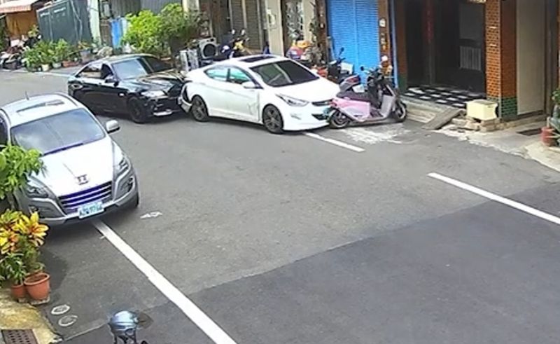 ▲過程中有1輛機車與1輛汽車遭到波及。（圖／翻攝臉書爆廢公社）