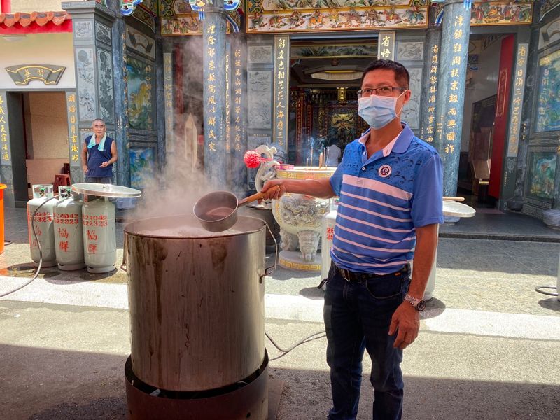 酷暑難耐 灣裡聖化堂煮青草茶免費供民眾降溫
