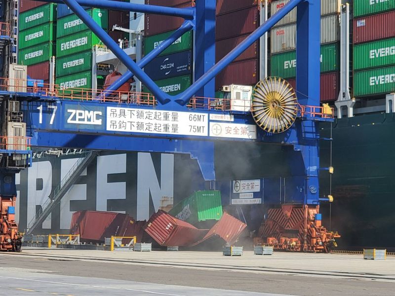 驚悚！疑機具操作不慎　台北港7貨櫃「高空墜落」成廢鐵
