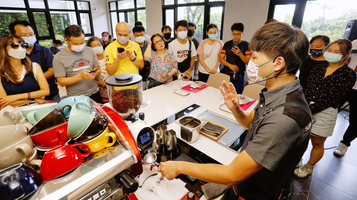 ▲「歡樂家年華」派對活動，邀請已購客回娘家，還特別邀請咖啡拉花冠軍林紹興至現場與民眾互動。（圖／隆大提供）