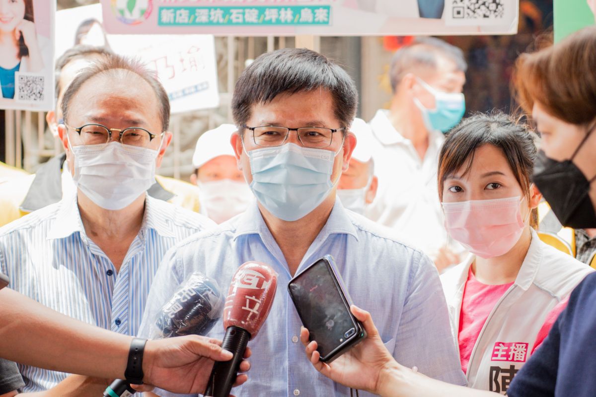 ▲林佳龍到新北市深坑集順廟參香，對於中共用ECFA以商圍政，再度喊話問侯友宜的立場是如何？（圖∕林佳龍競選辦公室提供）