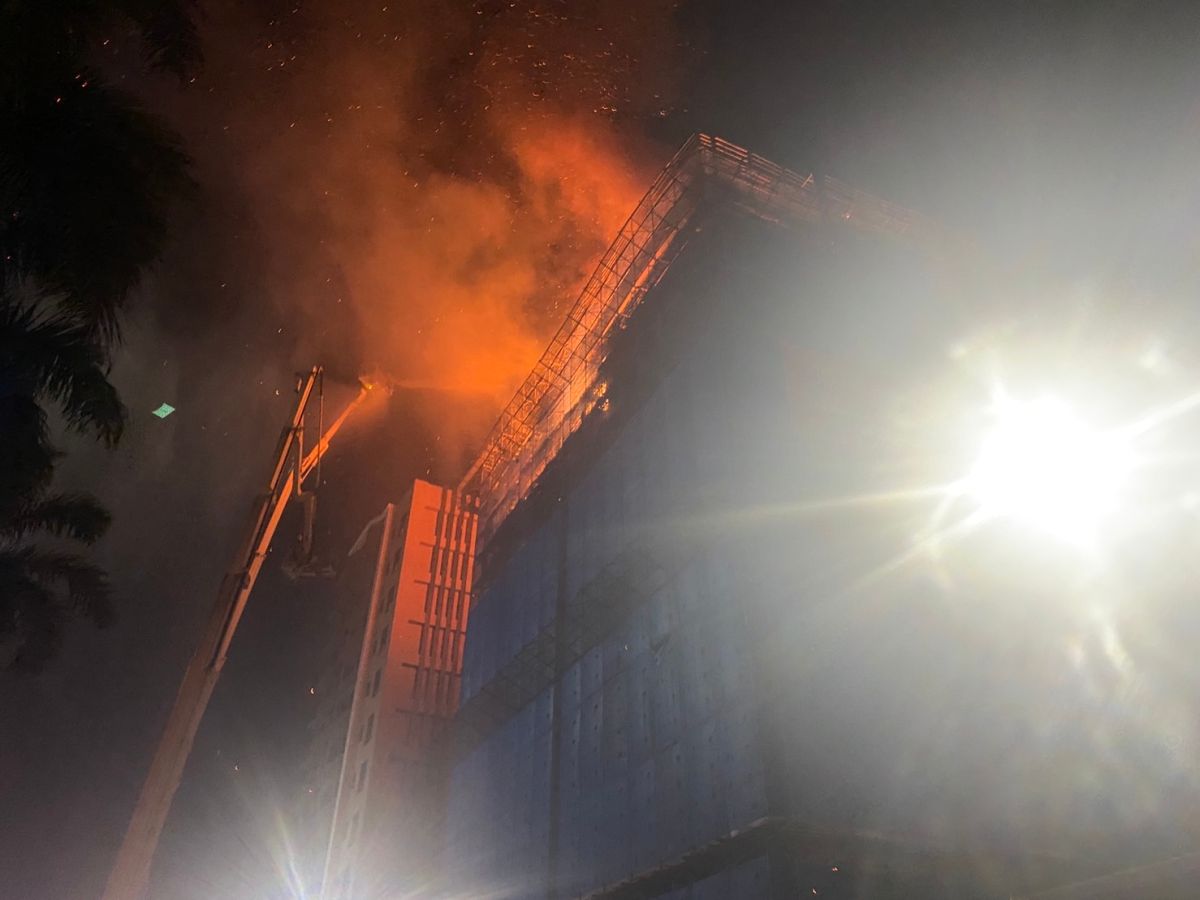 ▲新北市三重中正北路上一處興建中的大樓，今天（27日）晚間7時許驚傳火警。（圖／翻攝畫面）