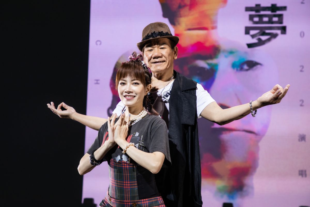 ▲徐懷鈺（前）跟趙傳相見歡。（圖／開麗娛樂）