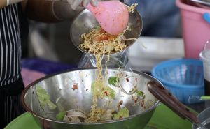 ▲泡麵是泰國的平民美食，銅板價格就能飽餐一頓。（圖／翻攝自The Standard新聞網）