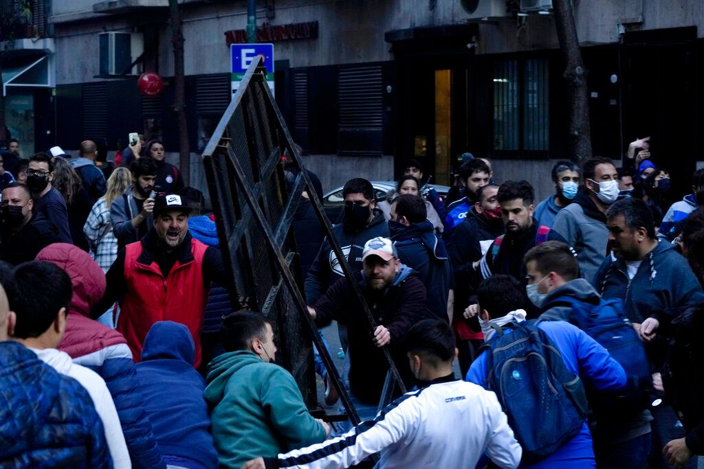 ▲阿根廷副總統因涉貪遭檢方求刑12年，支持者走上街頭力挺，與警方爆發衝突。（圖／美聯社／達志影像）