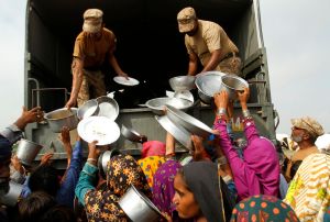 ▲巴基斯坦洪水導致災民流離失所，也出現食物短缺的情況。（圖／美聯社／達志影像）