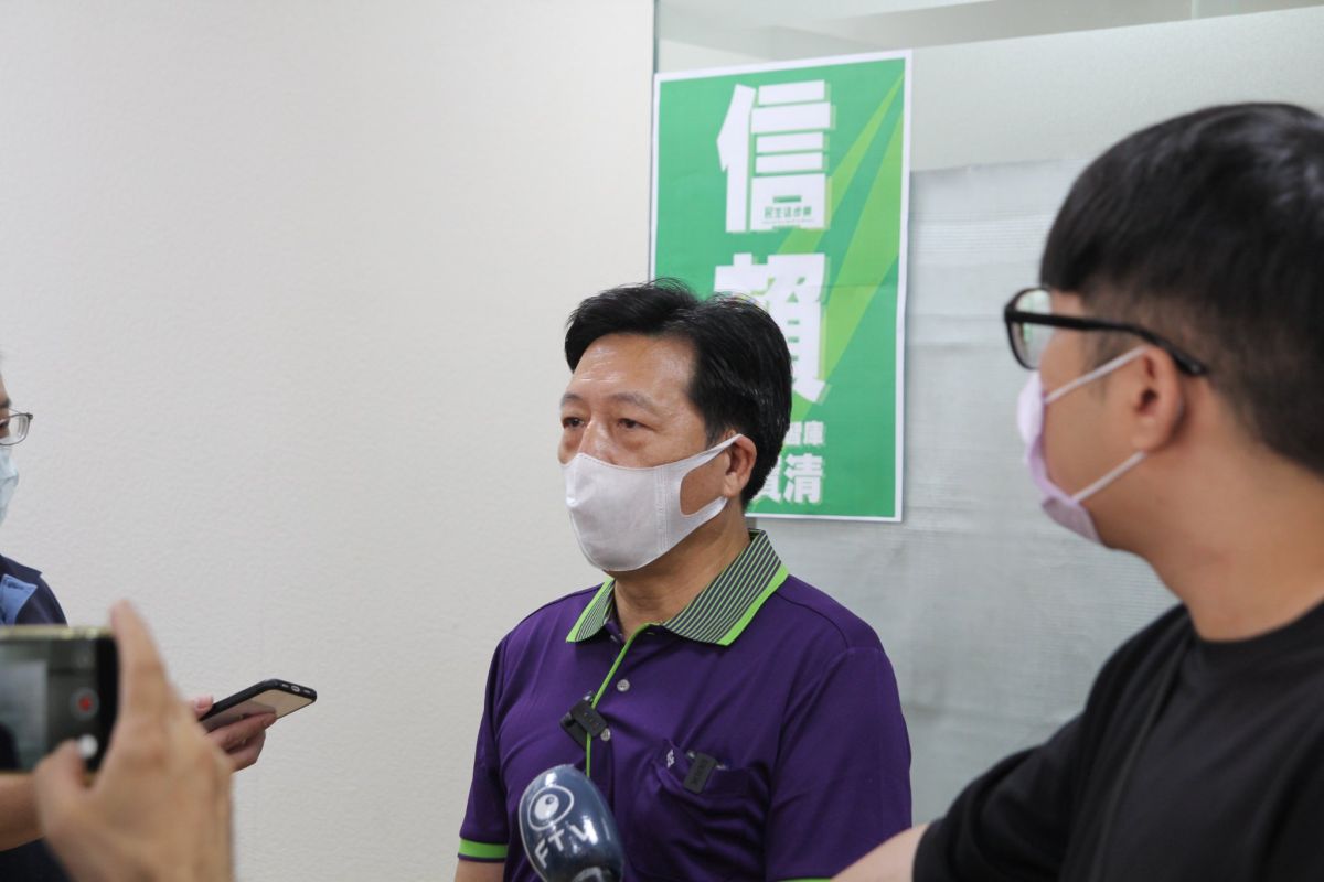 ▲鄭寶清端出政見牛肉。（圖／翻攝自鄭寶清臉書）