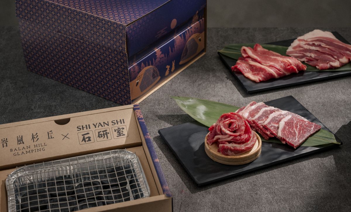 ▲石研室Ｘ峇嵐杉丘打造香港爆紅的「迷你烤爐燒肉便當」，開賣首日銷售即突破千份。迎接中秋節打造第二波「杉之禮」雙人烤肉禮盒，還可以變身成烤爐架。（圖／石研室提供）