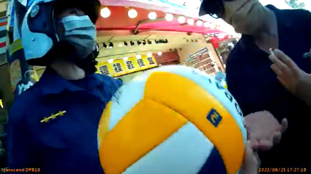 ▲旗津黑沙玩藝節出1名偷沙灘排球阿伯偷5顆沿路送，警方呼籲當時收獲贈送沙灘排球的民眾能夠主動返還，除了減少商家損失，也可以避免不必要的刑事責任。(圖／記者郭凱杰翻攝)