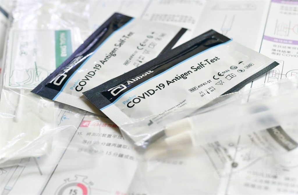 ▲食藥署12日表示，民眾可輸入專供自用快篩試劑，一次最多6個月用量，每人每案收取規費2000元。圖為盒裝家用快篩劑內容物。（中央社檔案照片）