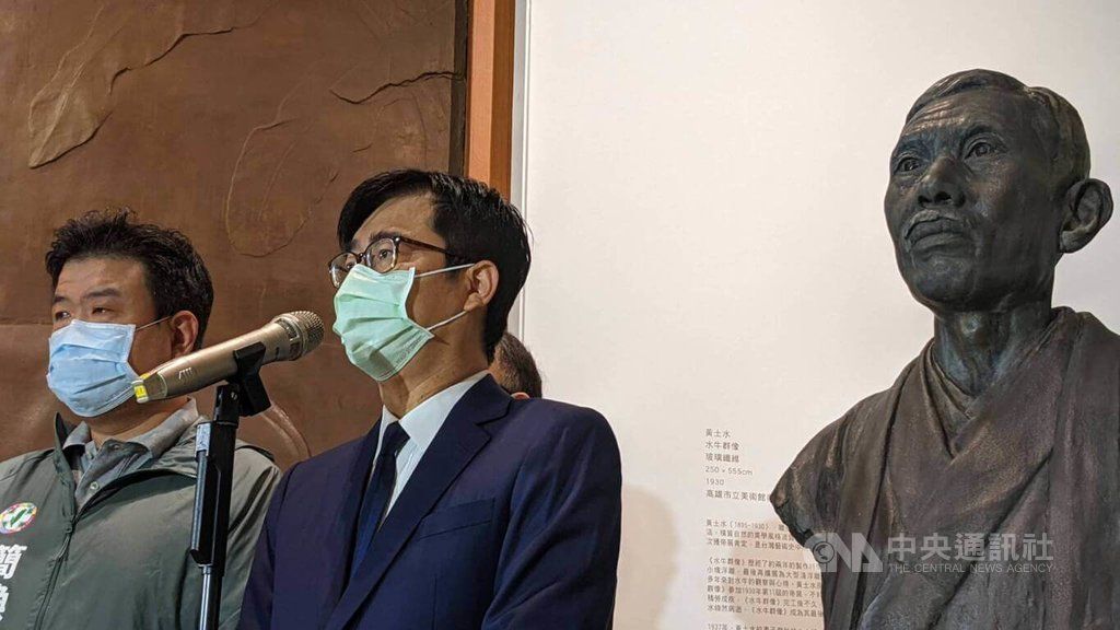 ▲ 高雄市長陳其邁（中）28日到高雄市立美術館出席已故藝術家黃土水作品「山本悌二郎銅像」開箱典禮，並接受媒體聯訪。中央社記者曾以寧攝 111年8月28日