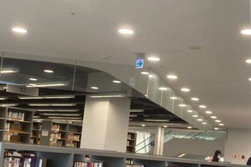 圖書館天花板裝「整片怪玻璃」！網友曝正解：保命用的