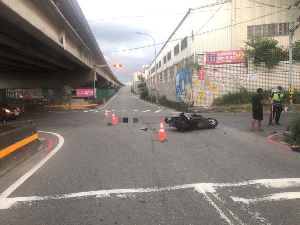 ▲林姓男子疑因闖紅燈，導致直行的戴姓重機騎士煞車不及，摔車後遭大貨車輾壓慘死。（圖／翻攝畫面）