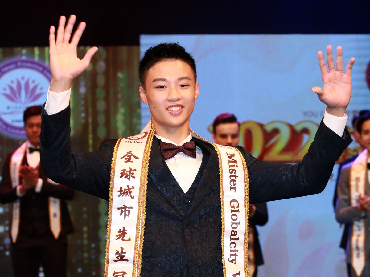 ▲何豪傑、和家馨17歲兒子何柏廷參加「城市先生」選拔奪冠。（圖／全球城市選拔協會提供）