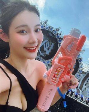 ▲張香香在S2O潑水音樂祭留影。(圖/張香香IG) ▲張香香在S2O潑水音樂祭留影。(圖/張香香IG)