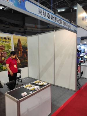 ▲有網友逛高雄巨蛋國際旅展發現,其中一間專營柬埔寨的旅遊業者攤位,完全沒人,甚至中午就早早收攤。(圖/爆廢公社) ▲有網友逛高雄巨蛋國際旅展發現,其中一間專營柬埔寨的旅遊業者攤位,完全沒人,甚至中午就早早收攤。(圖/爆廢公社)