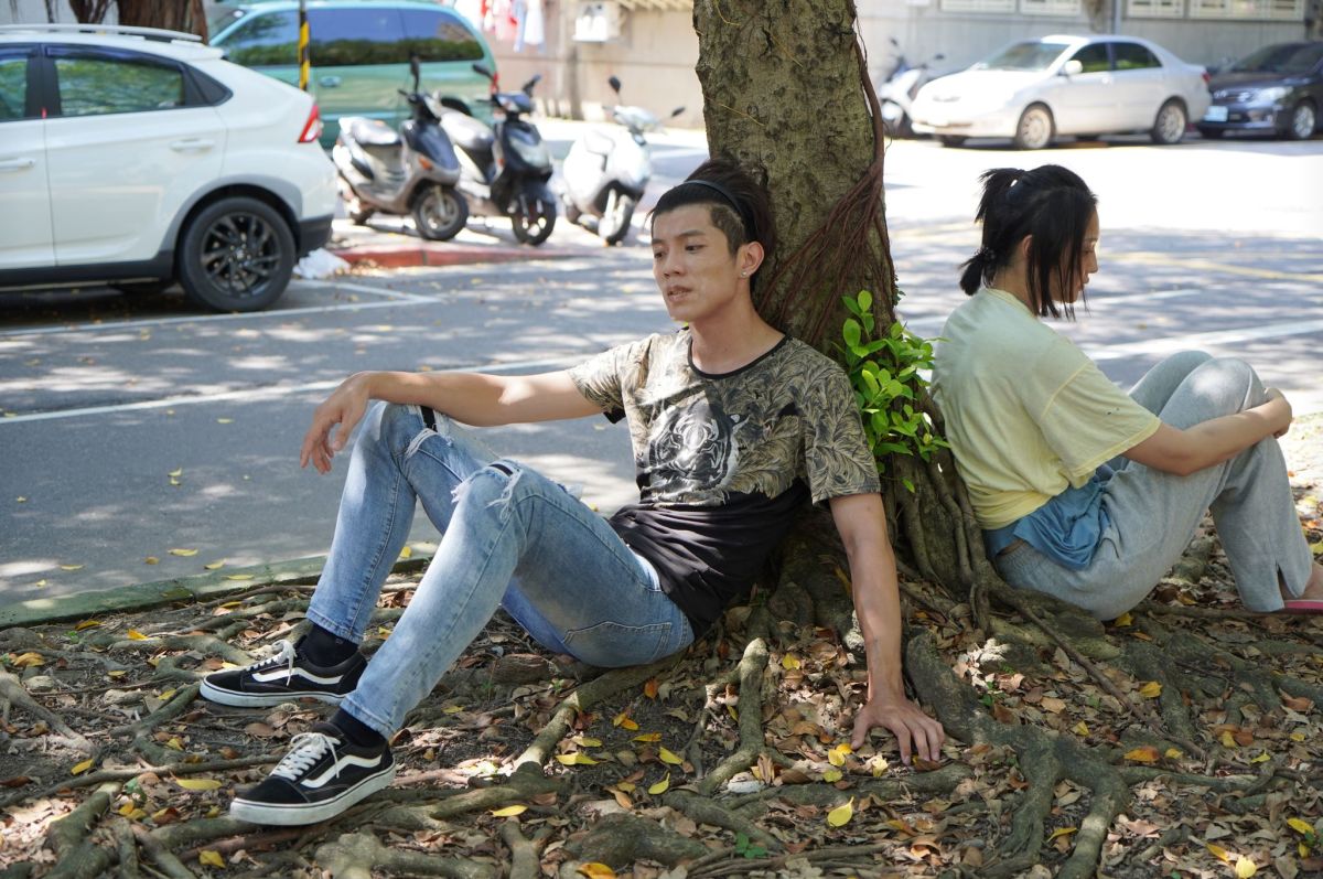 ▲《原子少年》陳峻廷（左）化身小混混，與新人演員曾昕晨拍攝短片。（圖／凱渥）