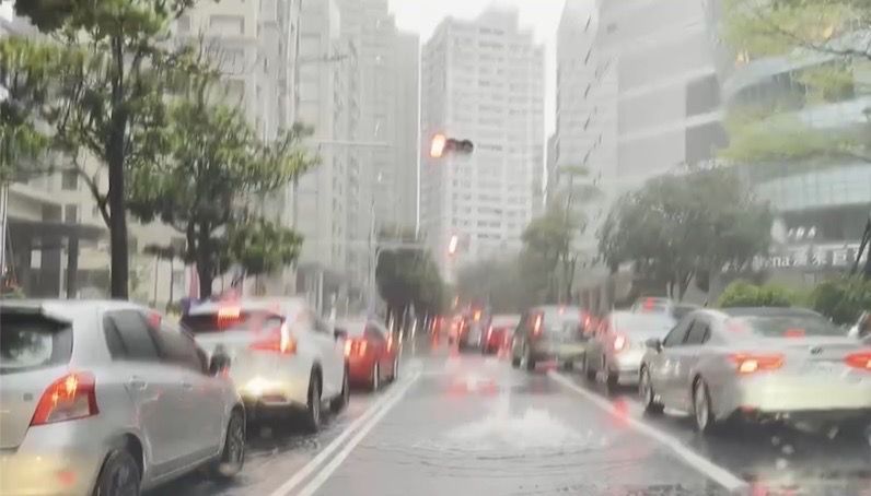 ▲高雄市今天下午下起大雨，左營區新榮街一處人孔蓋一度冒出「湧泉」。（圖／翻攝畫面）