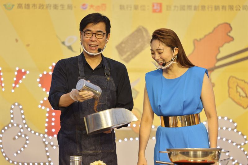 ▲高雄市長陳其邁今（28）日出席於大遠百舉行的2022全國鹹酥雞嘉年華活動，現場與高雄鹹酥雞女王稱號的張文綺一起體驗油炸鹹酥雞。（圖／高雄市政府提供）