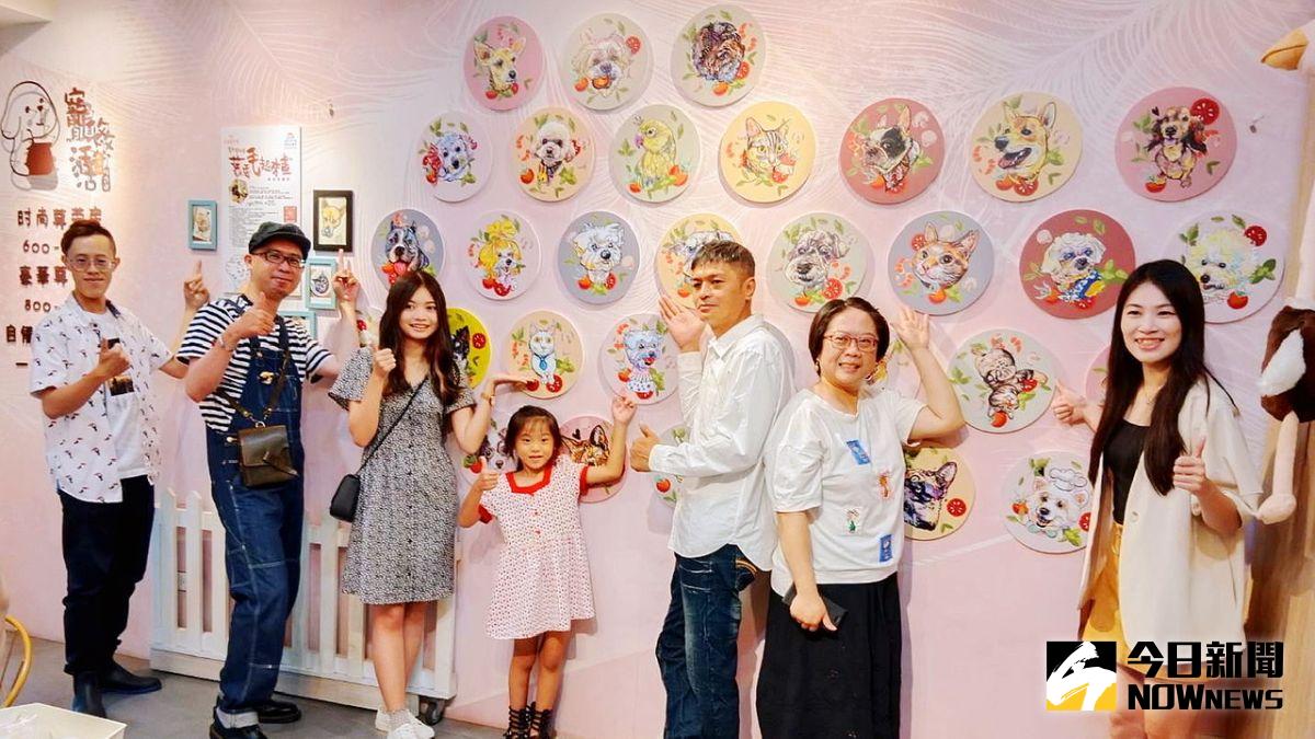 ▲《舊要毛起來畫》寵物插畫展，33幅寵物速寫創作，形成另類網美牆。（圖／記者陳美嘉攝，2022.08.28）