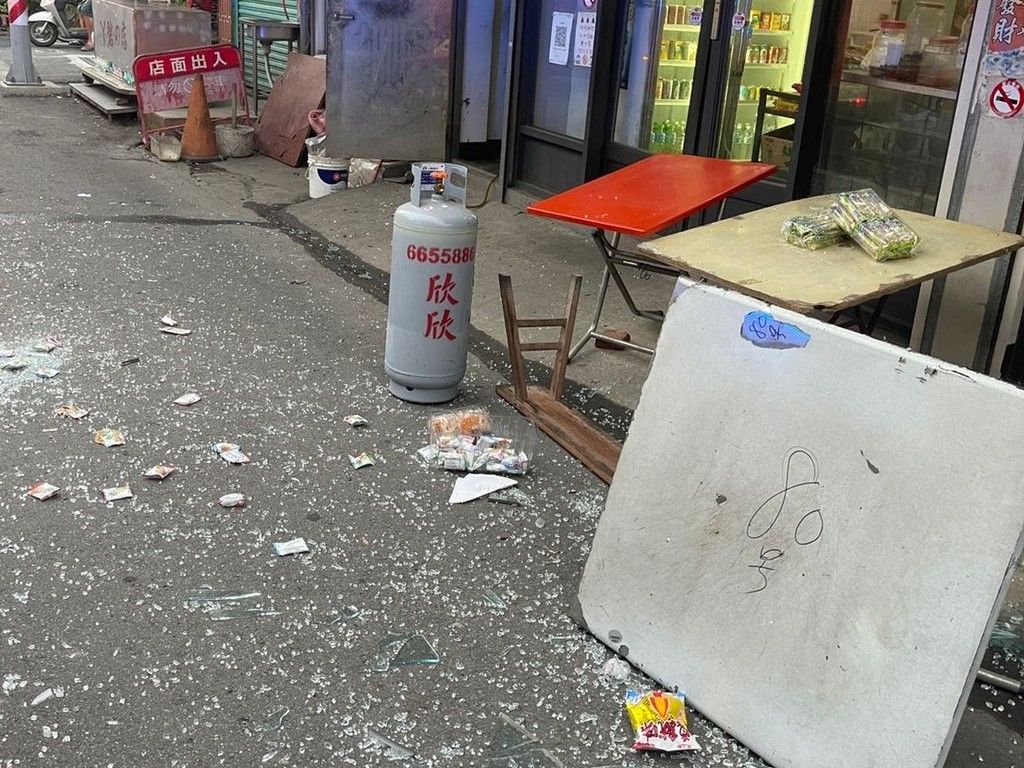 ▲雲林縣土庫鎮一處雜貨店，今天（28日）傍晚5時許，驚傳氣爆，事故造成一名8旬老婦全身多處灼傷送醫。（圖／翻攝畫面）