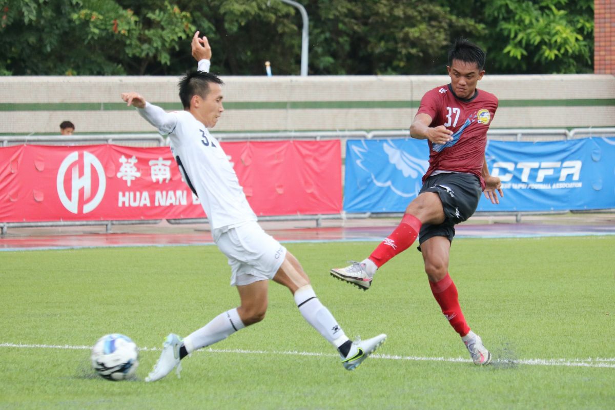 ▲拿下第三分幫助航源擴大比分的魯程恩(右)。足協提供