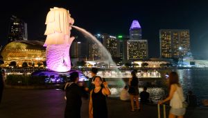 ▲部份新加坡民眾難以忍受物價飆升，考慮移民海外。（圖／美聯社／達志影像）