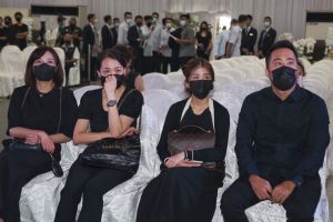 「抗癌鬥士」余苑綺今追思會！余祥銓一早疲憊現身會場