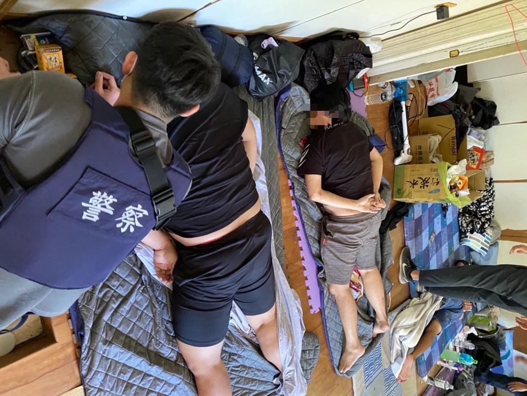 ▲警方日前展開攻堅，順利逮捕5名犯嫌，並救出7位被囚禁在高雄甲仙區山上某工寮的受害人。（圖／翻攝畫面）