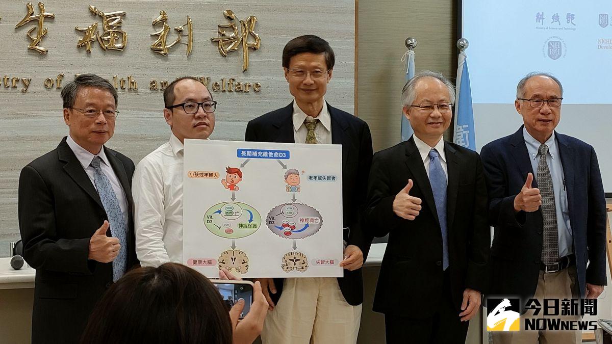 ▲國家衛生研究院分子與基因醫學研究所研究員莊志立（中）分享，研究發現阿茲海默症小鼠補充維生素D，反而加劇大腦的病變以及智能退化。（圖／記者許若茵攝，2022.08.29）