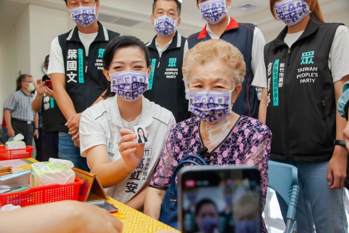 ▲民眾黨主席柯文哲媽媽何瑞英（右）表示，新竹市長高虹安當選後沒前往市府拜訪。（圖／高虹安辦公室提供）