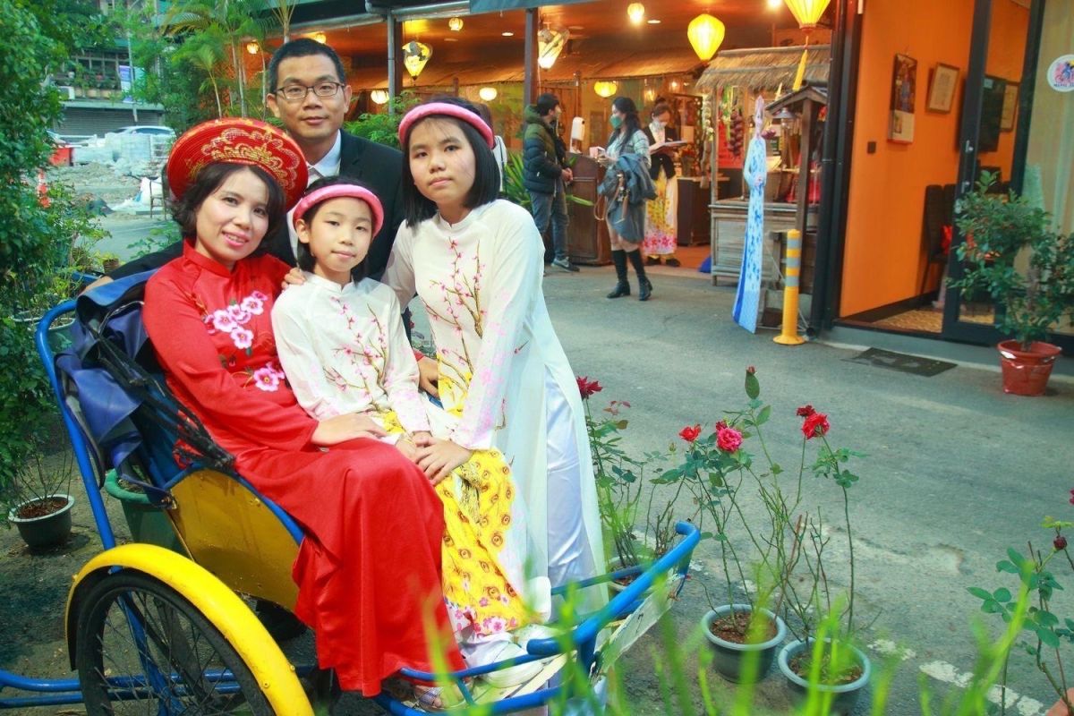 ▲ 阮氏幸（左一）與蔡承佑（左二）與子女全家同回越南過節。（圖/移民署提供）