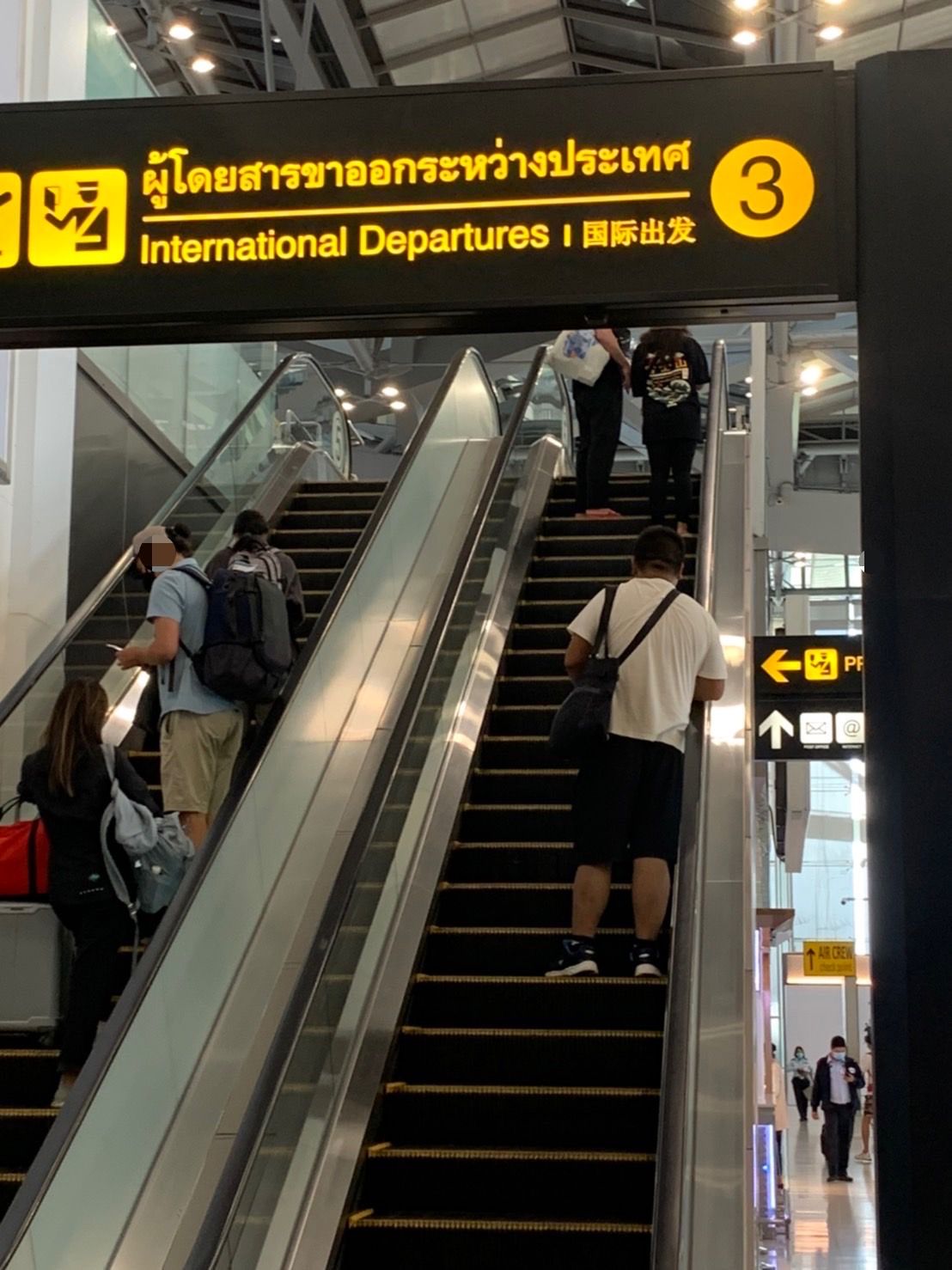 ▲ 受協助國人準備搭機離境。（圖/移民署提供）