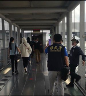 移民秘書護送受協助國人上機。(圖/移民署提供) ▲ 移民秘書護送受協助國人上機。(圖/移民署提供)