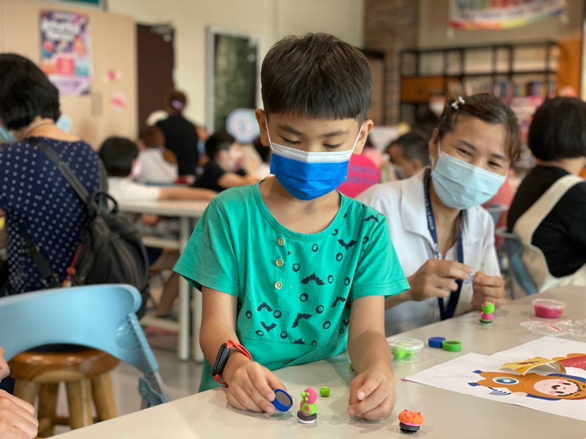 ▲ 新住民及新二代在活動中完成旋轉磁娃DIY。（圖/移民署提供）