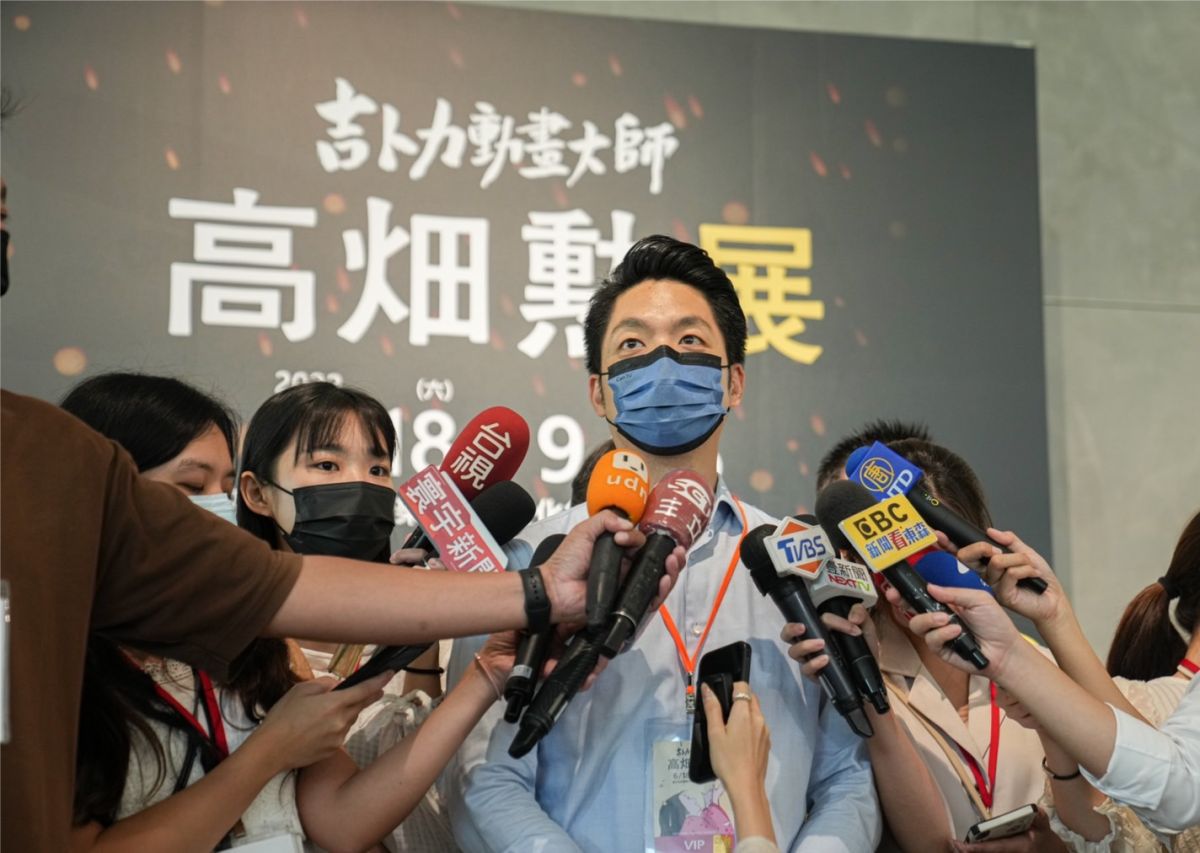 ▲國民黨台北市長參選人蔣萬安參觀「吉卜力動畫大師—高畑勲展」，接受媒體聯訪。（圖／蔣萬安辦公室提供）