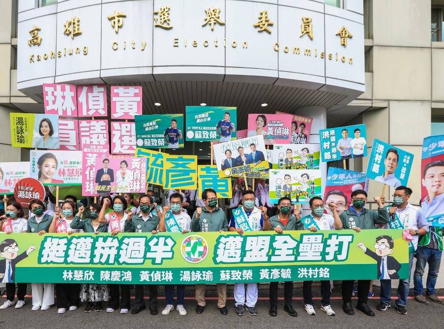 ▲「邁向過半大聯盟」7名議員參選人今天聯合登記參選，特別邀請立委邱議瑩、邱志偉、劉世芳、李昆澤、許智傑、賴瑞隆陪同登記參選。（圖／邁向過半大聯盟提供）