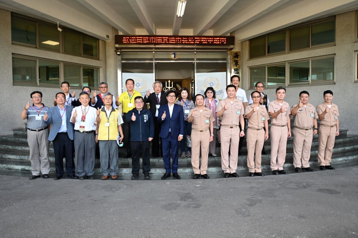 ▲向辛勞守護市民安全國軍致意，市長陳其邁率團至海軍艦指部秋節慰問。(圖／高市府提供)