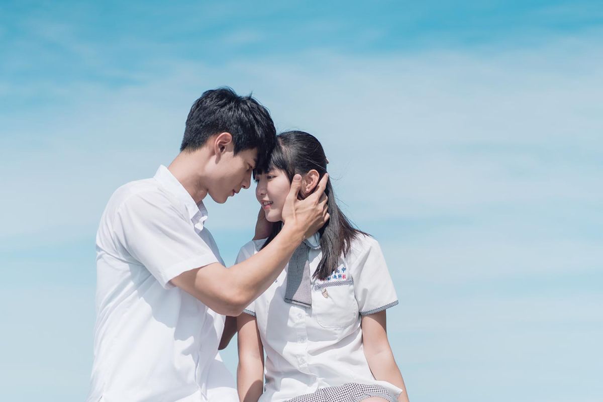 ▲黃柏峰（左）、馮容潔大熱天拍吻戲，鼻頭到人中都是汗。（圖／TVBS）