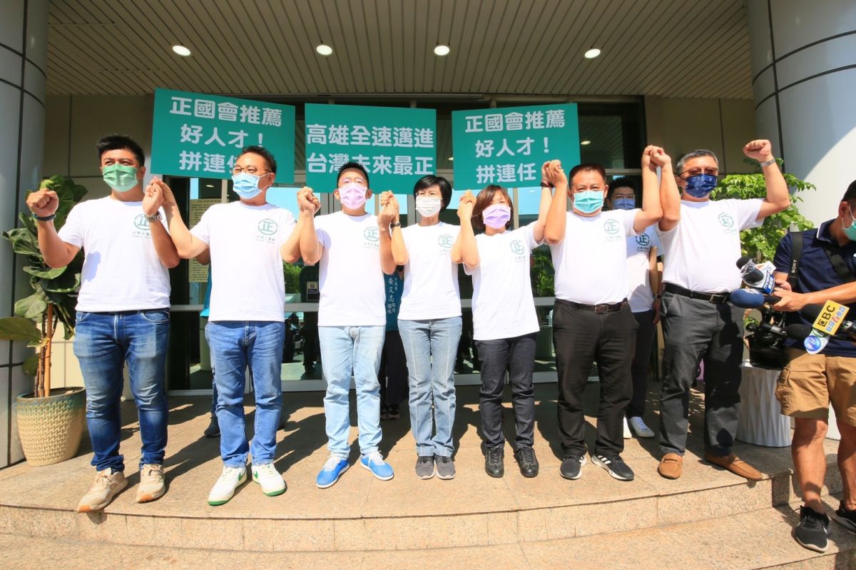 ▲民進黨正國會高雄市5名市議員陳致中、陳慧文、韓賜村、黃文志、陳明澤在民進黨正國會立委林岱樺與高雄市召集人陳啟煜的陪同下到選委會前造勢。(圖／市議員陳致中提供)