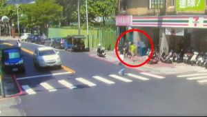 賴姓嫌犯尾隨被害人,趁被害人沒有防備隨即搶奪錢包、手機,犯案後拔腿狂奔。(圖/翻攝畫面) ▲賴姓嫌犯尾隨被害人,趁被害人沒有防備隨即搶奪錢包、手機,犯案後拔腿狂奔。(圖/翻攝畫面)
