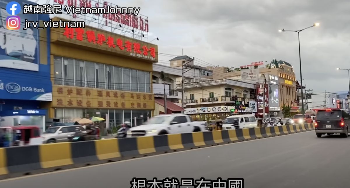 ▲金邊柏油路地帶，會發現沿途開始出現公司、大樓和店家。（圖／翻攝自影片）