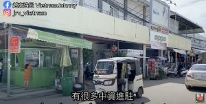 金邊有許多中資進駐,而攝影師則是帶大家逛市場。(圖/翻攝自影片) ▲金邊有許多中資進駐,而攝影師則是帶大家逛市場。(圖/翻攝自影片)