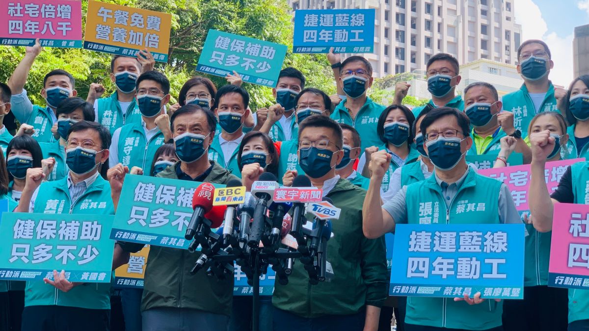 ▲蔡其昌今在競選主委蘇嘉全、前後任7名立委及所有議員候選人陪同下，前往選委會登記。（圖／記者顏幸如攝，2022.08.29）