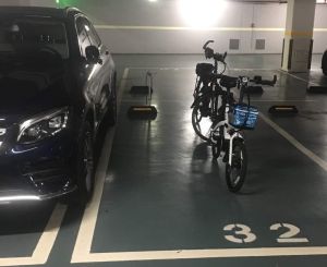 ▲原PO分享自家鄰居買停車格放2台腳踏車的照片。（圖／臉書社團《爆廢公社》）