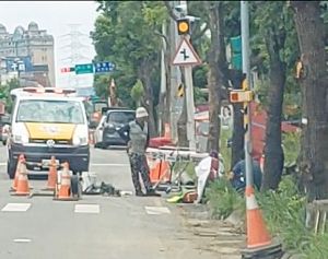 桃園下水道工人昏迷 ▲桃園市消防局表示,初步判定昏迷的工人本身疑似有心臟病史,救護人員施以心肺復甦術(CPR)急救,目前已送醫救治中,仍未脫離危險。(圖/記者李春台翻攝)