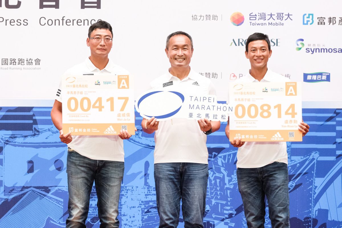 ▲活動大使盧彥勳（右）和哥哥盧威儒（左）一起參加半馬組別賽事。大會提供