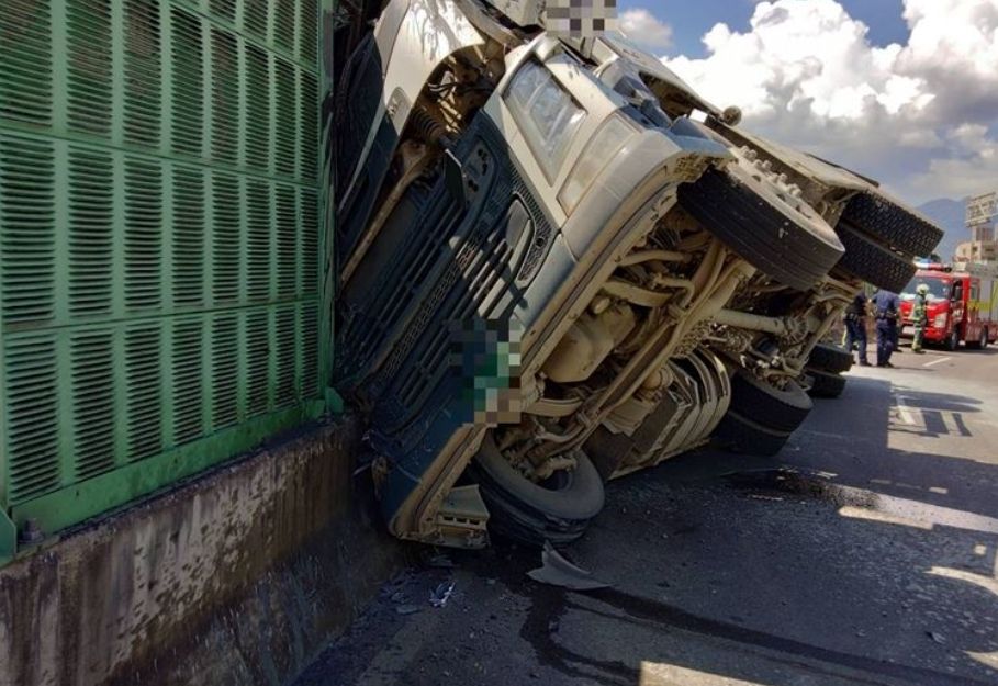 ▲士林百齡橋上一輛砂石車翻覆，撞毀右側隔音牆，所幸無人傷亡。（圖／翻攝自記者爆料網）