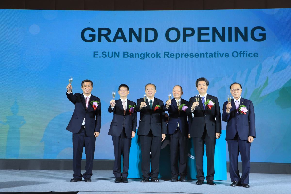 ▲玉山金控董事長暨銀行創辦人黃永仁（右三）、玉山銀行董事長黃男州（左二）與曼谷市政府首席顧問Mr. Torsuk Chotmongkol（左三）、駐泰國台北經濟文化辦事處大使莊碩漢（右二）、泰國華僑協會主席余聲清（右一）等人在曼谷代表處開業酒會合影。（圖／玉山銀行提供）